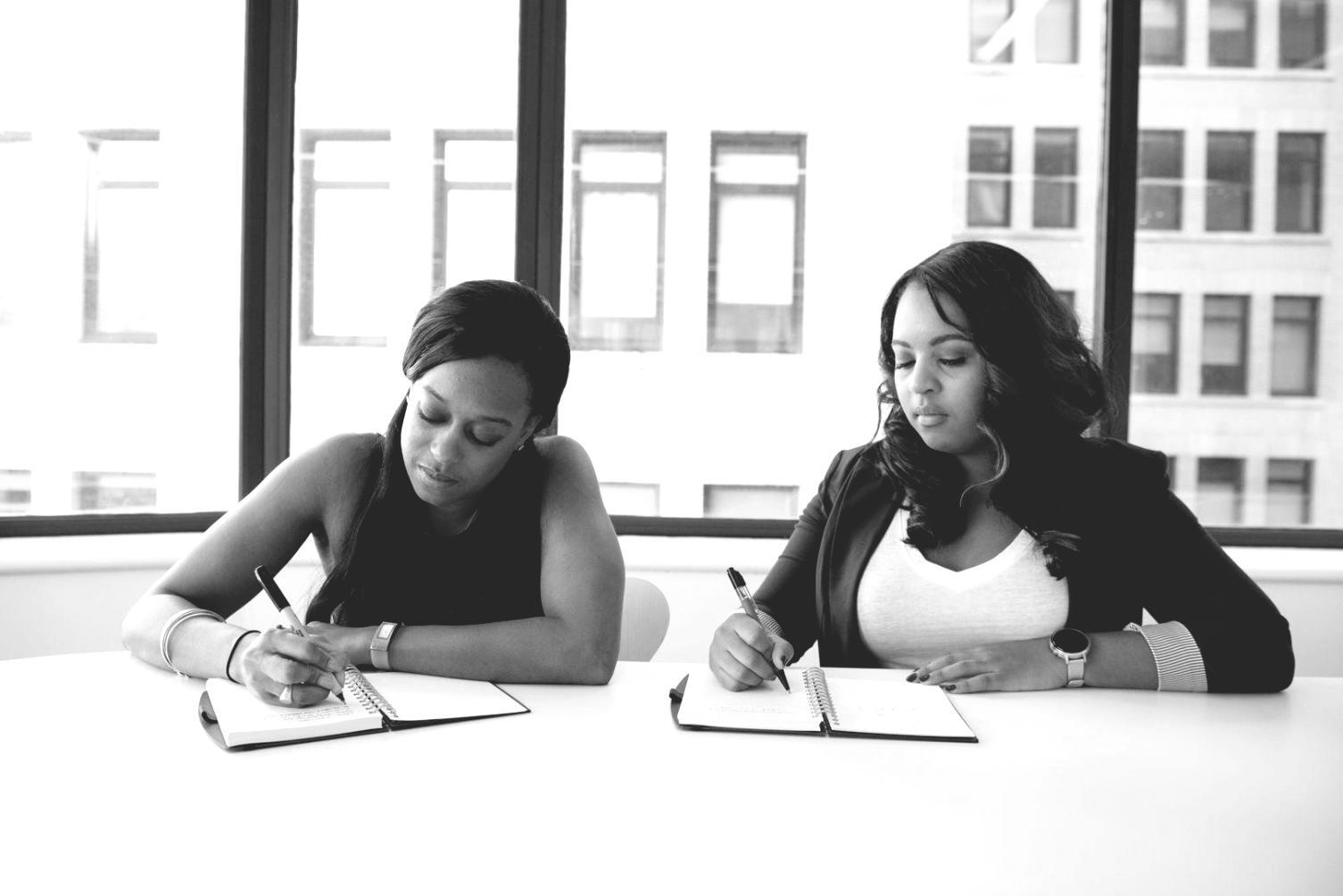 Groupe d'apprenants collaborant sur un projet financier